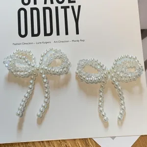 2 Pcs Pearls Bow Shoe Charms For Sneakers, Decoration Charms For Dress Shoes Buckle Pearl Beaded Chain DIY Shoe Lace Sneakers Accessories For Women Gift Jewelry